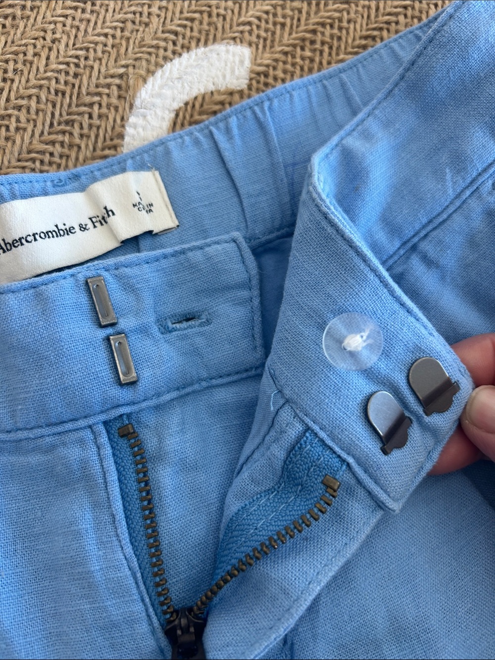 Abercrombie & Fitch Sky Blue Linen-Blend Pleated Shorts - Picture 3 of 5